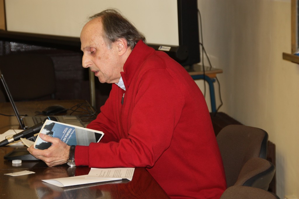 Crespo con libro poema -una pausa-