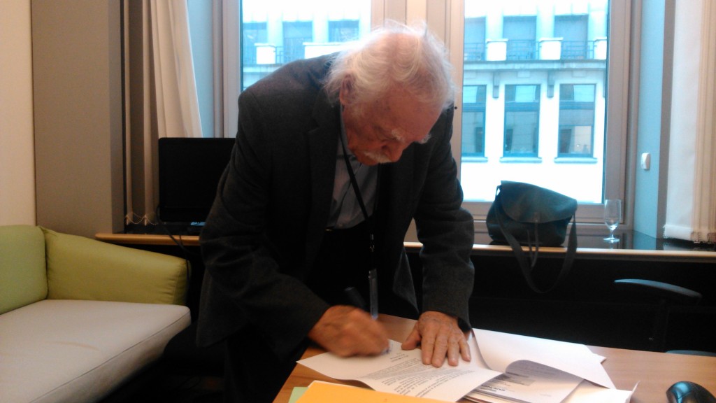 Manolis Glezos firma Manifiesto contra impunidad Foto Manuela Bergerot